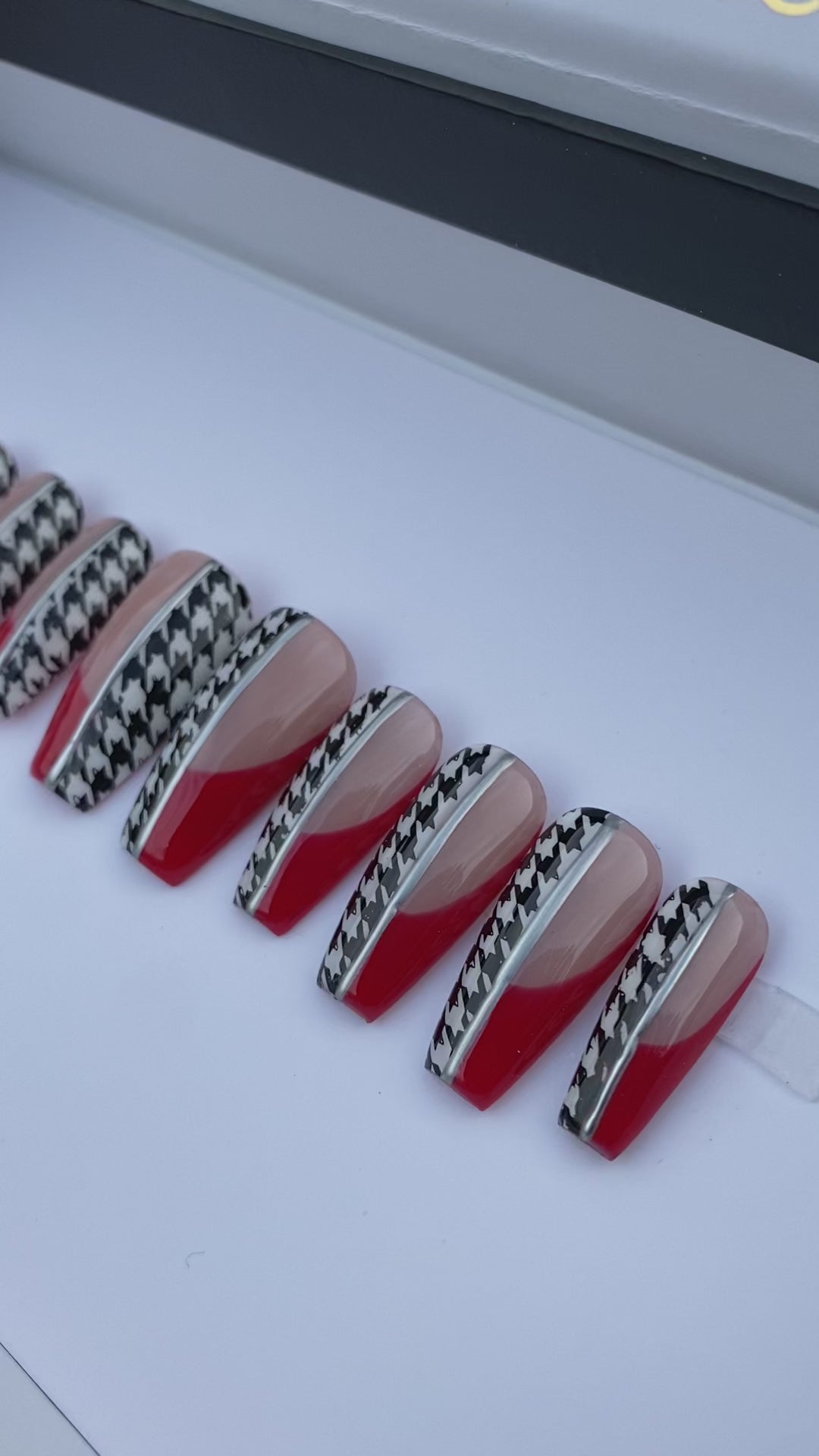 Hounds tooth, French tipped set- press-on nails