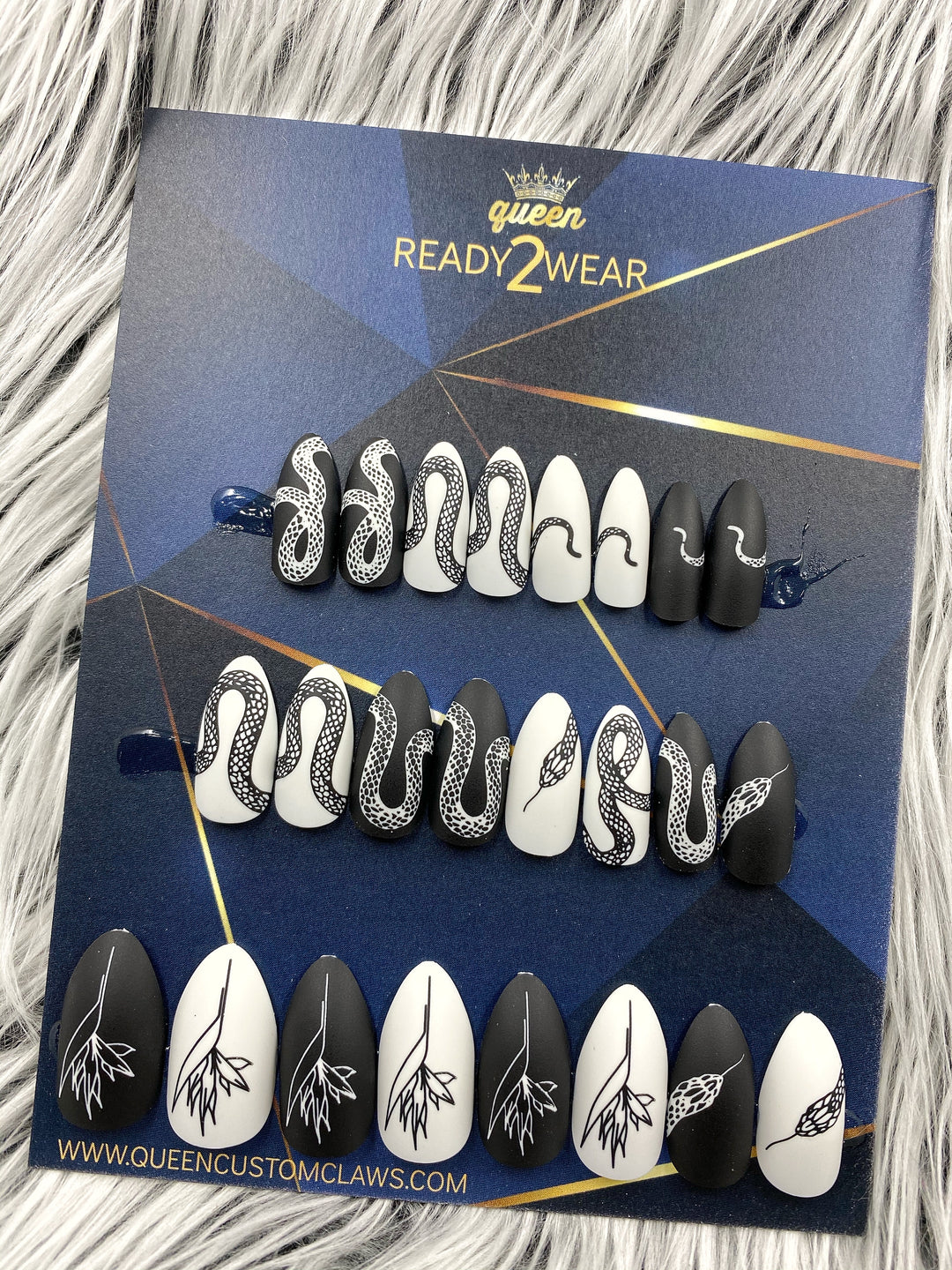 Ready2Wear Prints | Simple line Serpent : Almond Press-on nails