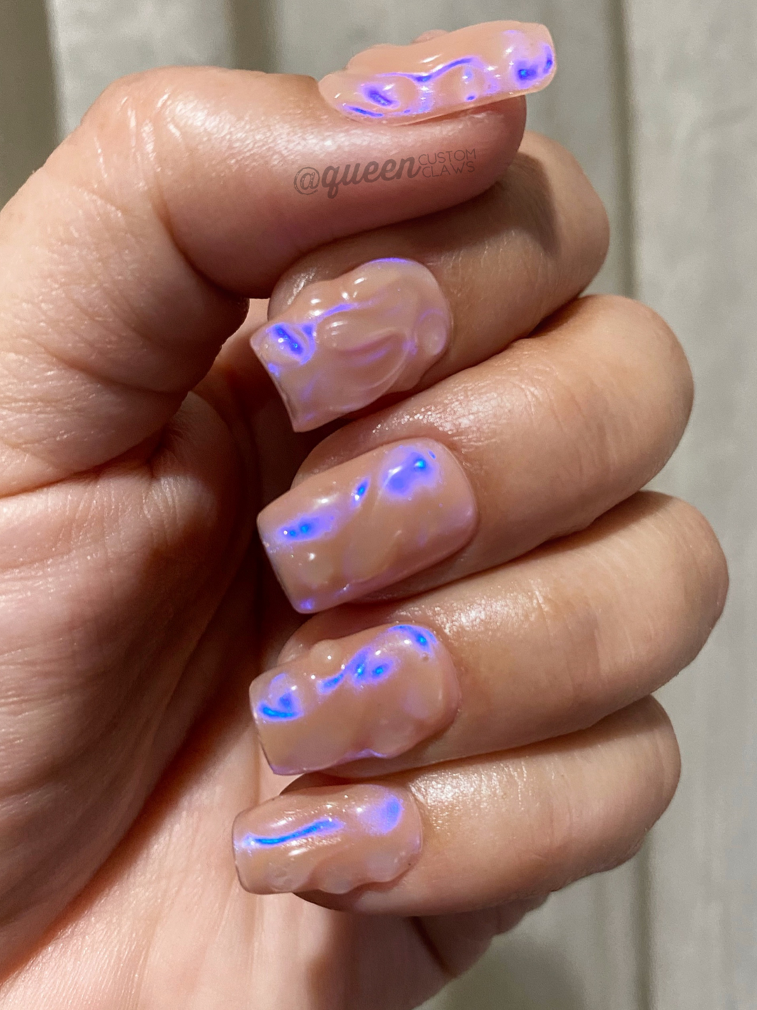 Juicy wave: Chrome press-on nails