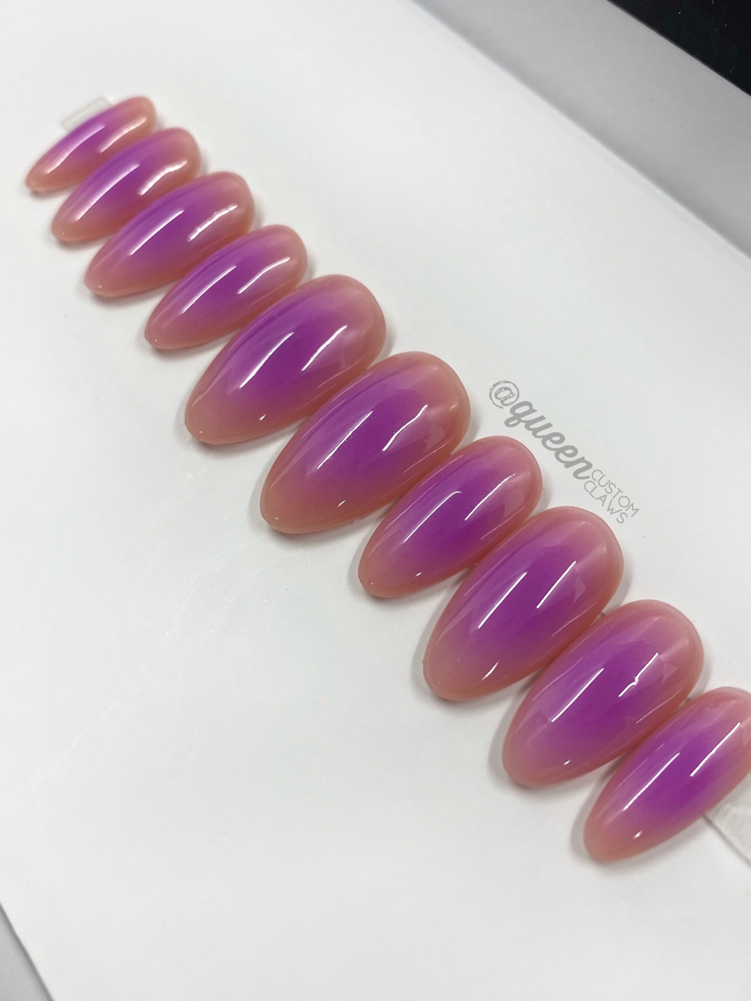 Aura Pure: Single Ombré- press-on nails