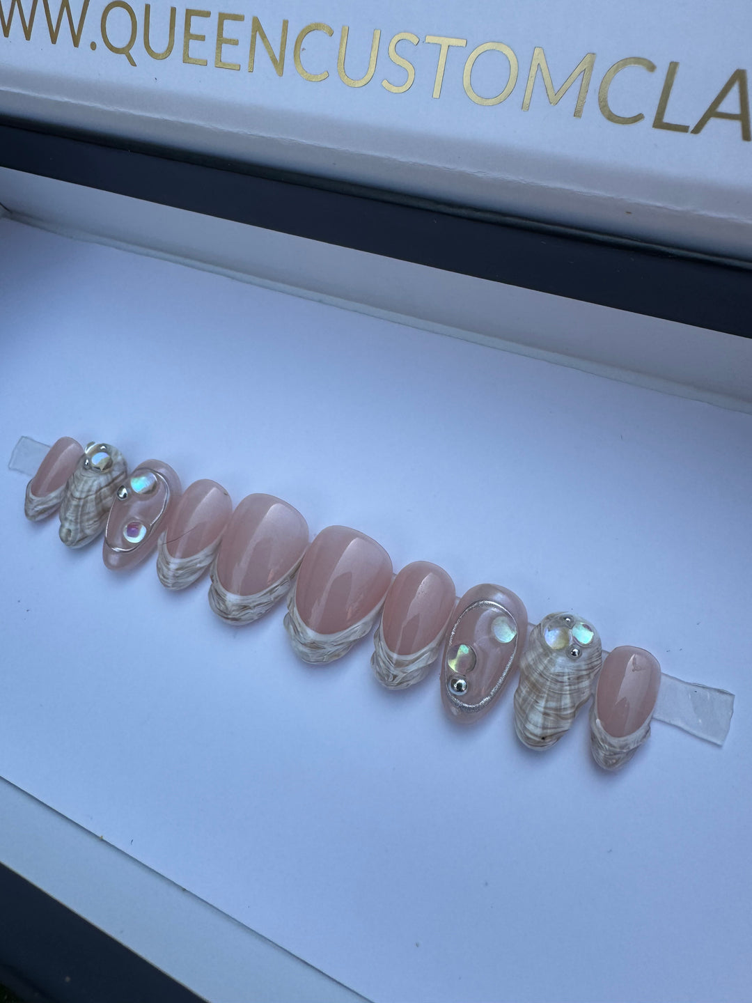 By the seashore: shell press-on nails