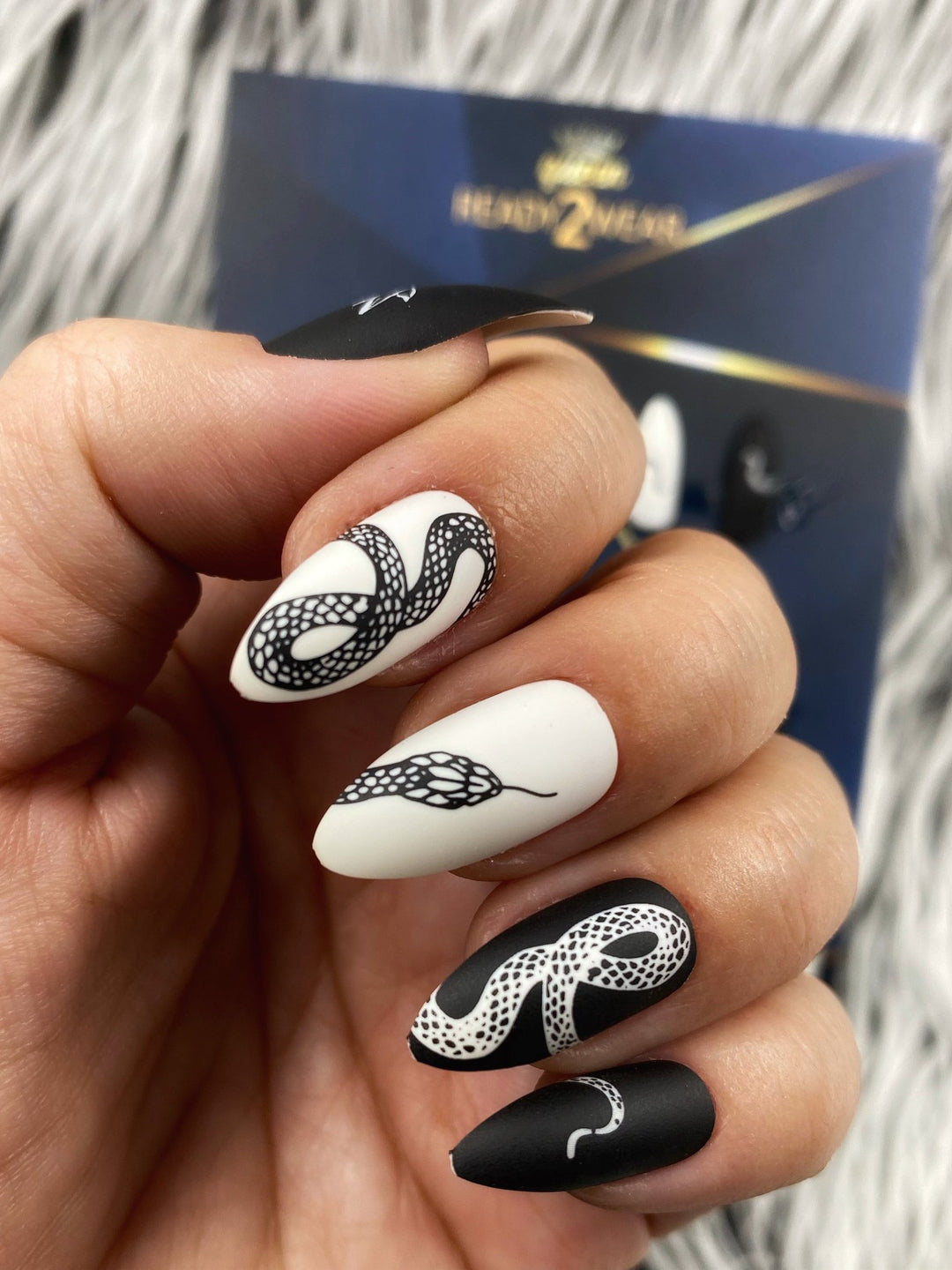 Ready2Wear Prints | Simple line Serpent : Almond Press-on nails