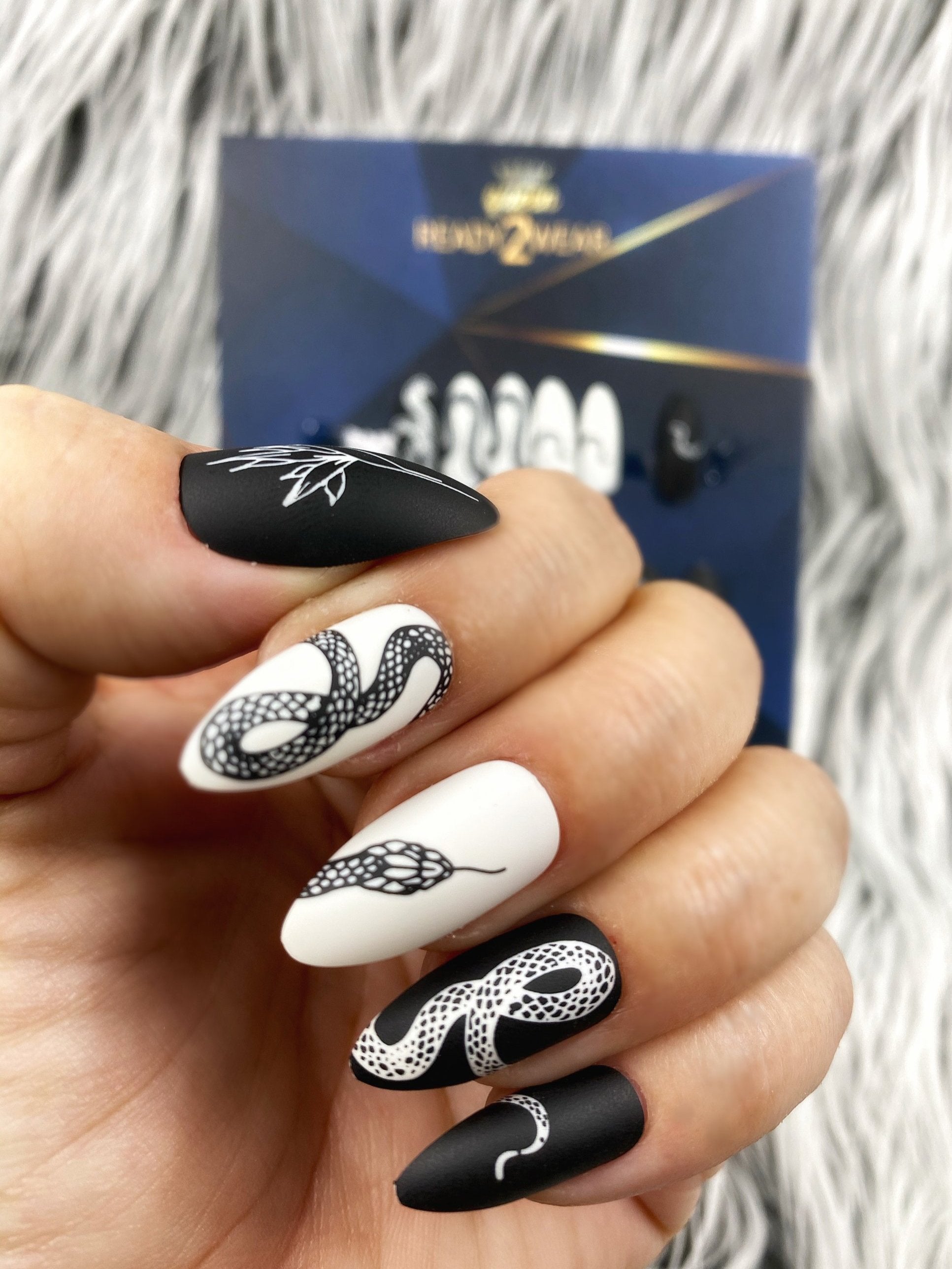 Ready2Wear Prints | Simple line Serpent : Almond Press-on nails